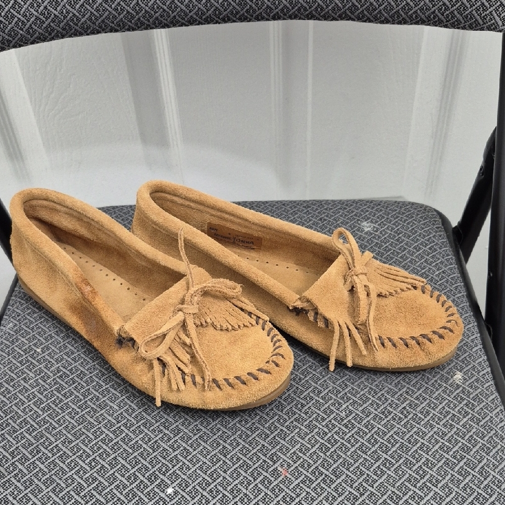 Minnetonka Women's Tan Moccasins Size 8 (Closet BOGO)